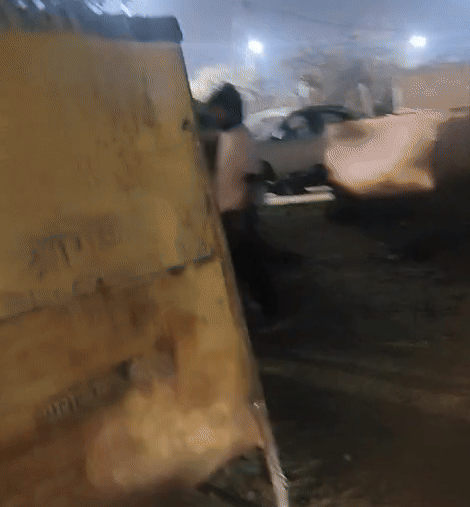 हादसे में रोड किनारे खड़ी एक कार भी पलट गई।