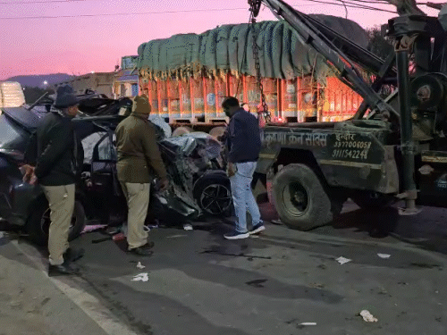 हादसे के बाद क्रेन की मदद से कार को सड़क से हटाया गया।