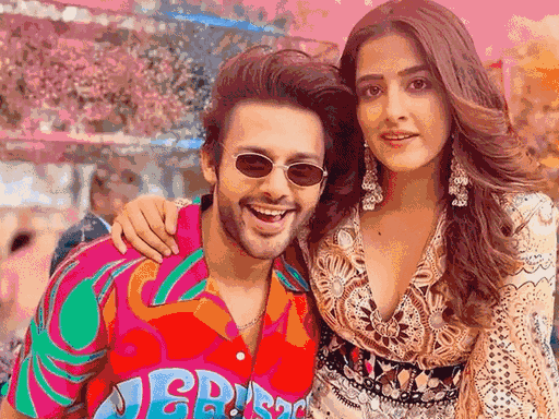 नुपूर सेनन भी बॉलीवुड एक्ट्रेस है। अक्षय कुमार के साथ एक म्यूजिक वीडियो भी कर चुकी है। वहीं स्टेबिन बेन सिंगर है।