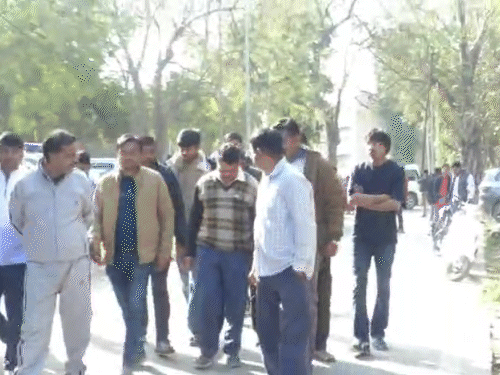 हादसे की जानकारी मिलते ही पूर्व मंत्री बाला बच्चन एमवाय अस्पताल पहुंचे।