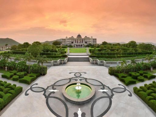 होटल रैफल्स में दूल्हा-दुल्हन का परिवार 7 जनवरी को ही पहुंच गया था। शादी की रस्में आज से शुरू हो गई है।