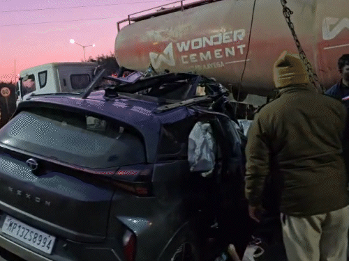 कार का सामने वाला हिस्सा बुरी तरह क्षतिग्रस्त हो गया।