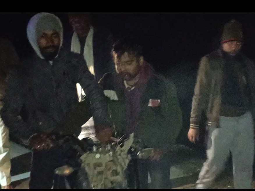 हादसे में घायल लोगों को खाई से बाहर निकाला गया।