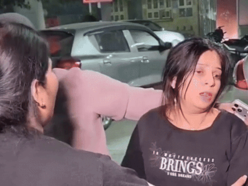 लूटी की वारदात के बाद बेहाल व्यक्ति की पत्नी व परिवार।