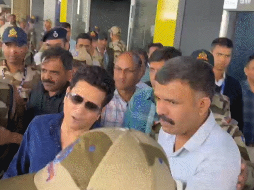 सूरत एयरपोर्ट पर सुपर स्टार अमिताभ बच्चन, सूर्या और सचिन तेंदुलकर।