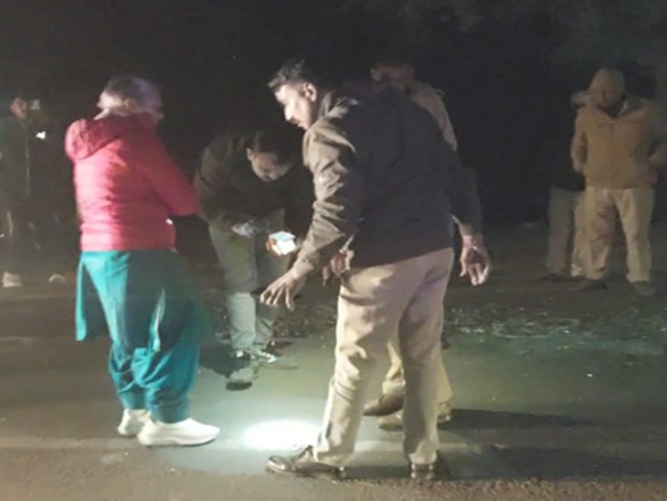 घटनास्थल पर गोलियों के खोल खोजते हुए पुलिस।