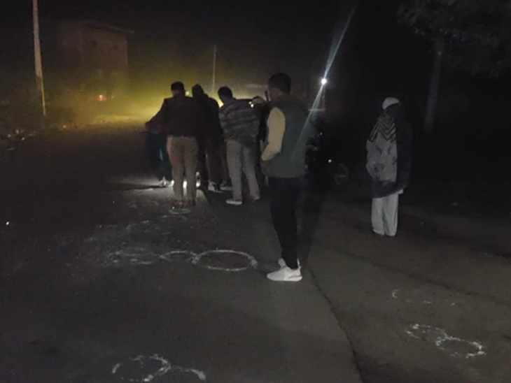 घटनास्थल पर जांच करते हुए पुलिस।