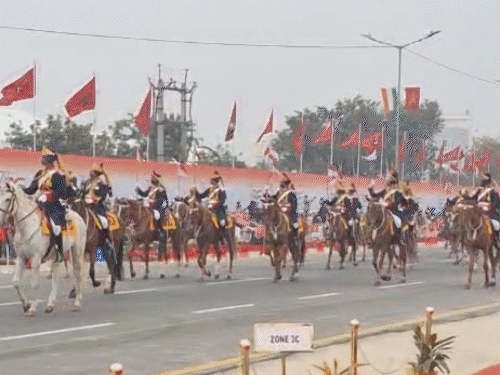सेना की घुड़सवार टुकड़ी भी कदमताल करते हुए आगे बढ़ते नजर आई।