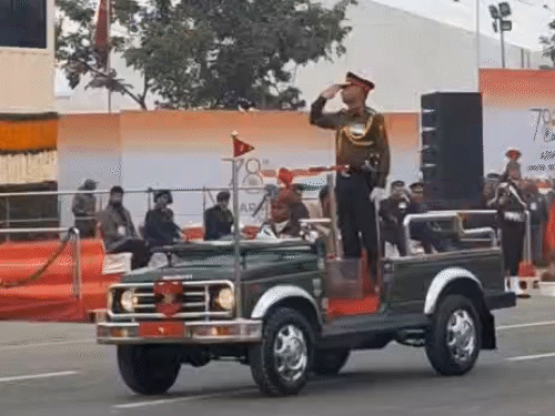 सेना के गैलेंट्री अवॉर्ड से सम्मानित ऑफिसरों ने परेड कमांडर को सलामी देने की रिहर्सल की।