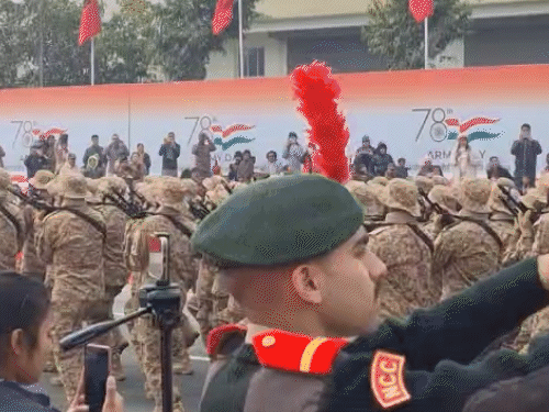 राजस्थान में तैयार आर्मी की नई फोर्स 'भैरव बटालियन' नजर आई। मॉडर्न टेक्नोलॉजी से लैस यूनिट हाइब्रिड और मल्टी-डोमेन चुनौतियों से निपटने के लिए बनाई गई है।