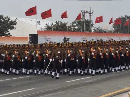 मद्रास रेजिमेंट के जवानों ने शानदार फ्लैग मार्च किया। इस टुकड़ी में एक ऑफिसर, 2 जेसीओ (जूनियर कमीशंड ऑफिसर) और 144 जवान शामिल थे।