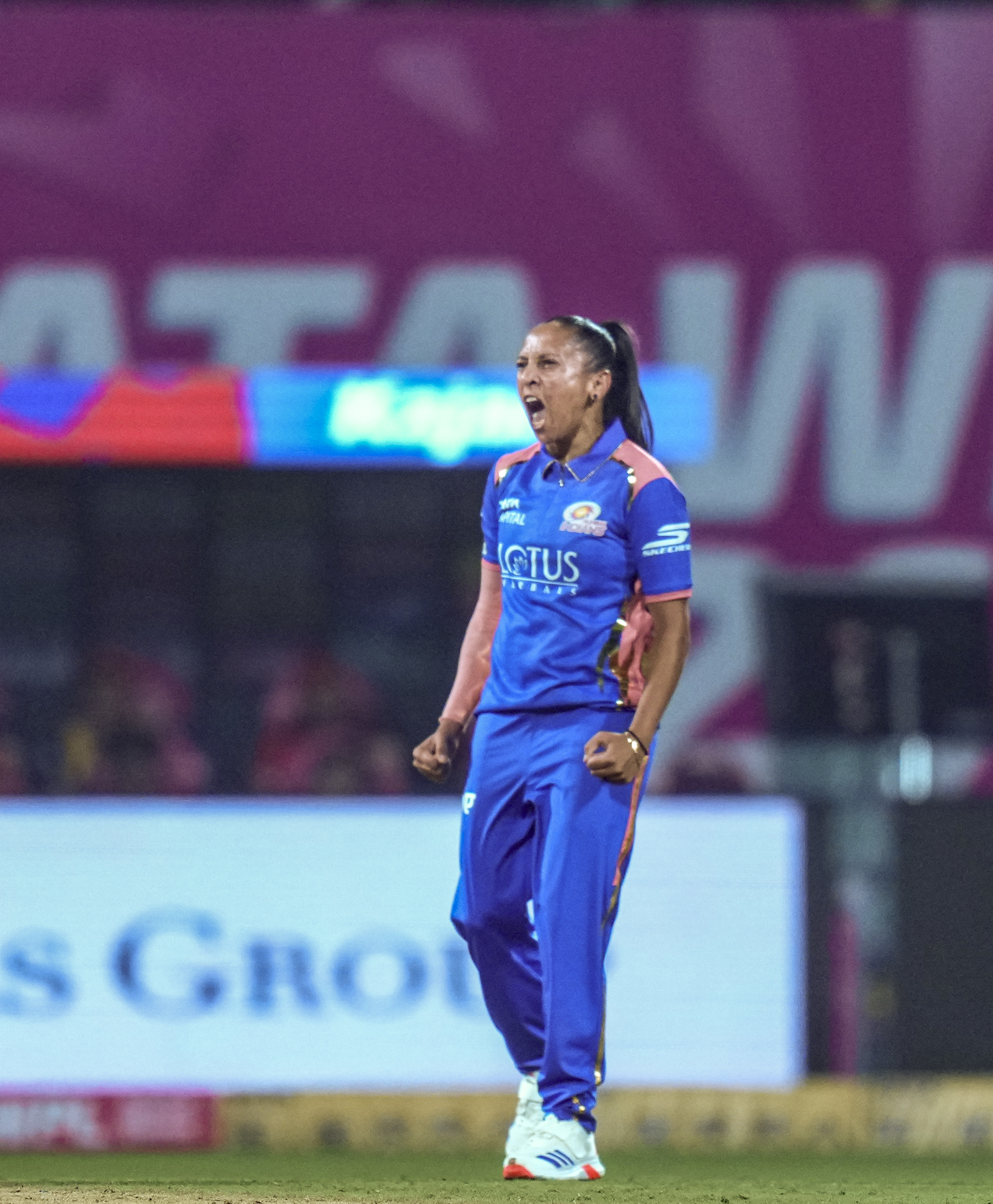 मंधाना का विकेट सेलिब्रेट करती शबनिम इस्माइल।