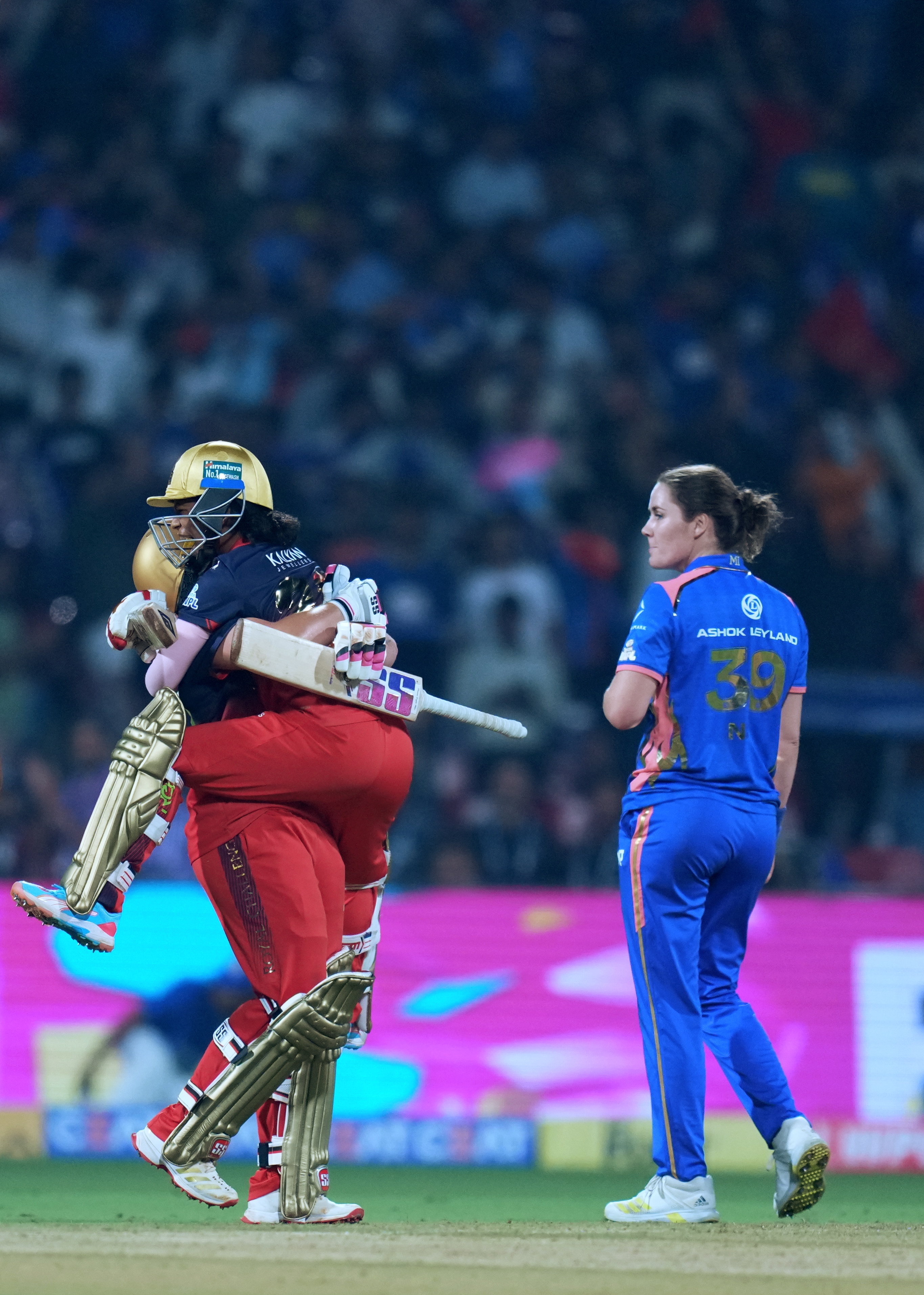 RCB को जीत दिलाने के बाद डी क्लर्क ने प्रेमा रावत को गले लगा लिया।