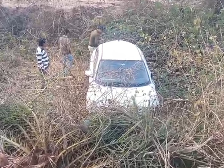 A speeding car lost control and fell into a ditch in Seoni.