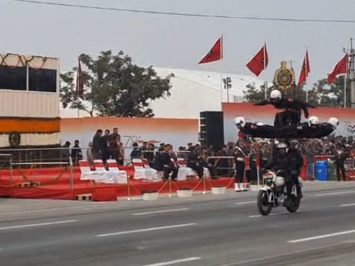 आर्मी के जवानों ने बाइक पर हैरतअंगेज करतब दिखाए। मोटरसाइकिल पर पिरामिड बनाना, बाइक को बैलेंस करके उस पर खड़े होकर चलाना और बाइक को एक टायर पर दौड़ाना जैसे करतबों ने दर्शकों को रोमांचित कर दिया।