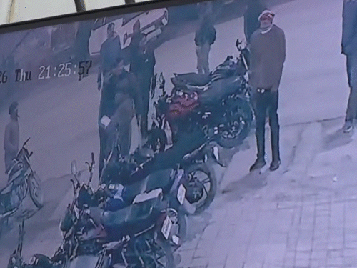 ढाबा पहुंचे युवक लोहे की रॉड लिए हुए थे।