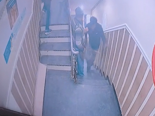 बदमाशों ने डंडा लेकर पूरे ढाबे में उत्पात मचाया।