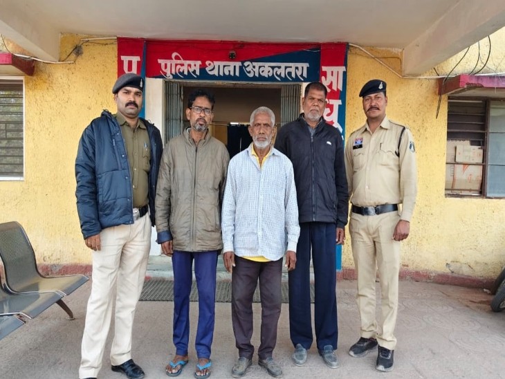 फर्जी आधार से 24 लाख का गबन, 5 गिरफ्तार:  तीन साल से फरार थे आरोपी, भूमि अधिग्रहण मुआवजा राशि में धोखाधड़ी, जांजगीर-चांपा में कार्रवाई – janjgir champa News