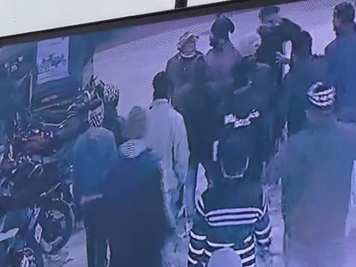 करीब 10 से 12 लोगों ने ढाबा संचालक पर हमला किया।