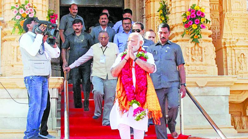 हे चित्र 9 मार्च 2017 चे आहे. पंतप्रधान झाल्यानंतर मोदी सोमनाथमध्ये जलाभिषेक करण्यासाठी पोहोचले होते.