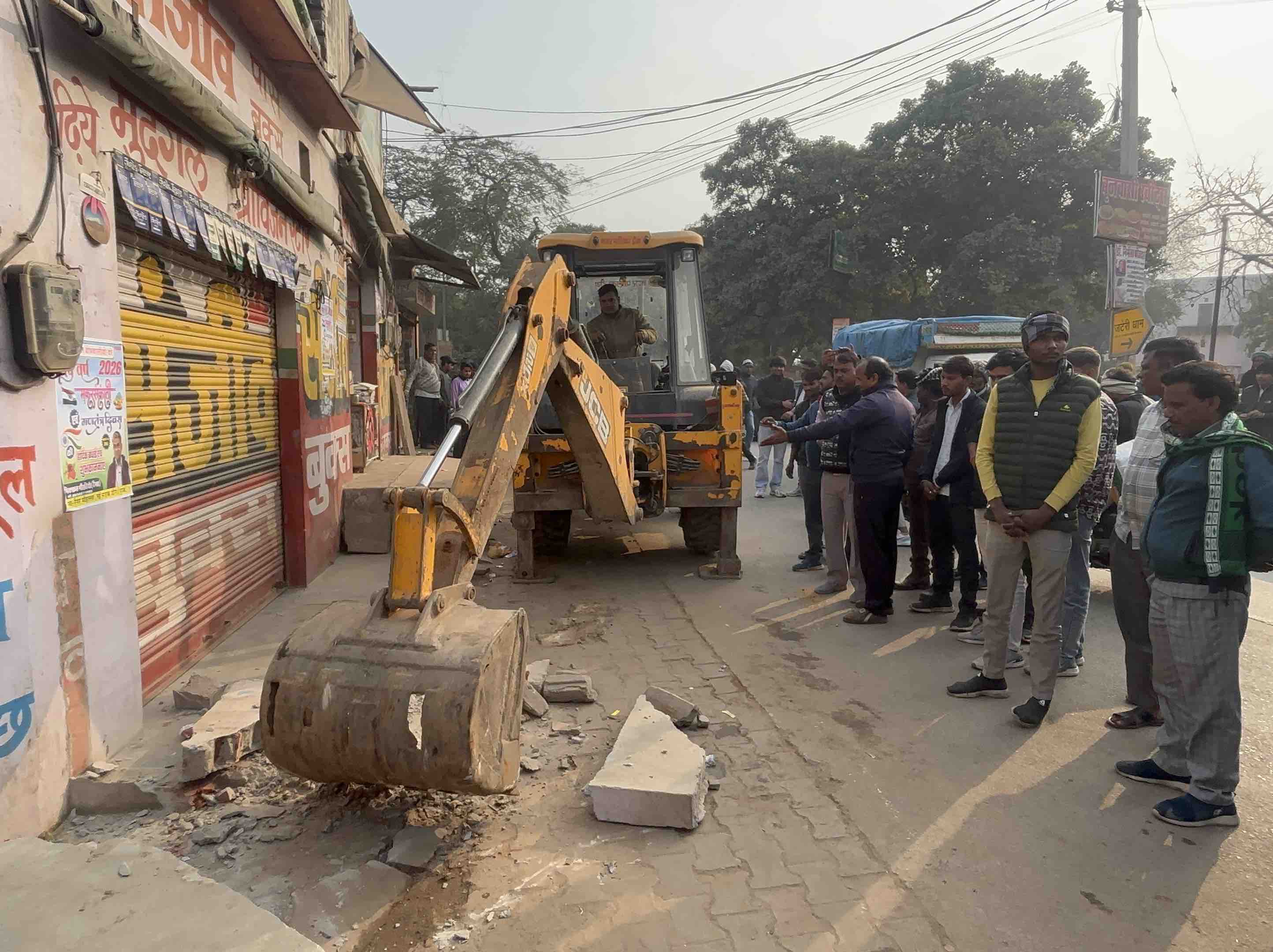 दुकानों के आगे बने अवैध फुटपाथ को जेसीबी की सहायता से हटाया गया।