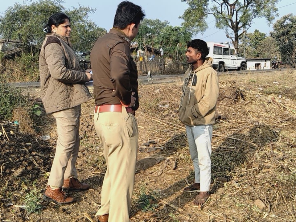 फोटो में आरोपी नंदराम से पूछताछ करती पुलिस।