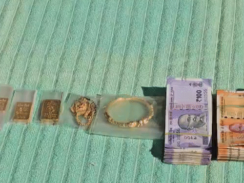 पुलिस ने सोने के बिस्किट, सोने का कड़ा कैश जब्त किया है।