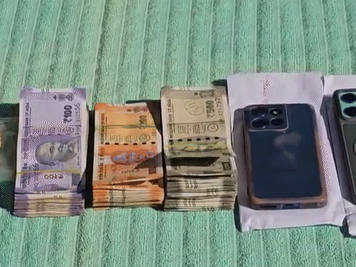 पुलिस ने आईफोन भी बरामद किया है।