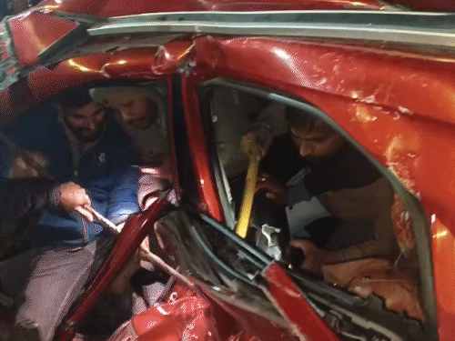 कार में फंसे लोगों को बड़ी मुश्किल से बाहर निकाला गया।