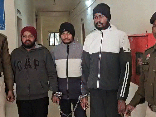 आरोपियों को कोर्ट में पेश किया गया, जहां से उन्हें न्यायिक रिमांड पर जेल भेज दिया गया है।