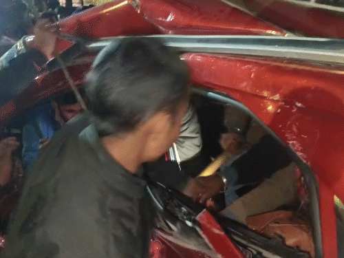 कार के डेशबोर्ड से टकराकर युवती फंसी रही।