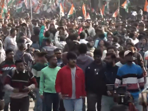 मुख्यमंत्री ममता बनर्जी के साथ सैकड़ों TMC कार्यकर्ता मार्च में शामिल हुए।