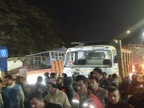 इसी हाईवा से कार टकराई है, जिससे 2 लोगों की मौत हो गई। हादसे के बाद लोगों की भीड़ जुट गई।