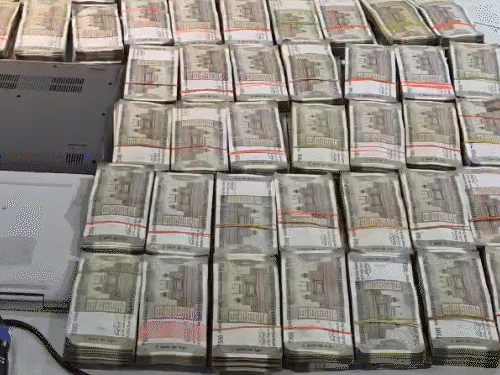 रायपुर में सटोरियों के कब्जे से 50 लाख कैश बरामद किया है।