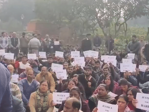 वकीलों ने हाथ में पोस्टर लेकर धरना प्रदर्शन किया।