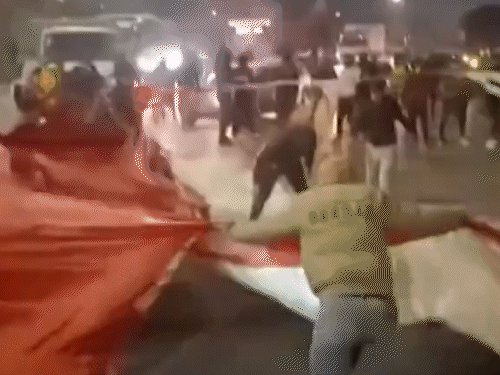 ईरान के दूसरे सबसे बड़े शहर मशहद में प्रदर्शनकारियों ने देश का राष्ट्रीय ध्वज फाड़ दिया।