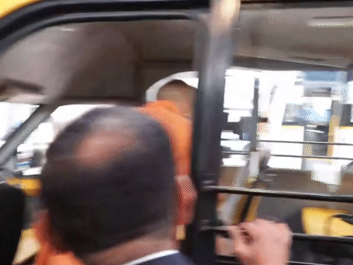 Yogi Adityanath went inside the e-buses. Learned about its features.