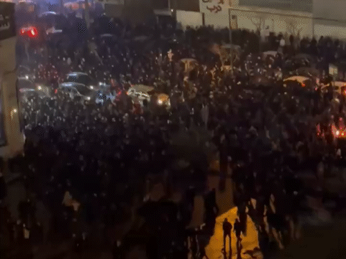 प्रदर्शन के दौरान युवाओं ने मार्च निकाला, जिससे सड़कों पर जाम की स्थिति बन गई।