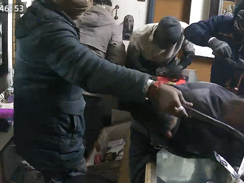 शोरूम से डब्बे से सोने की ज्वेलरी चुराता बदमाश।