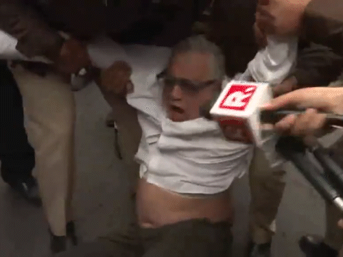 दिल्ली पुलिस ने टीएमसी सांसद डेरेक ओ ब्रायन को प्रदर्शन की जगह से हटाया।