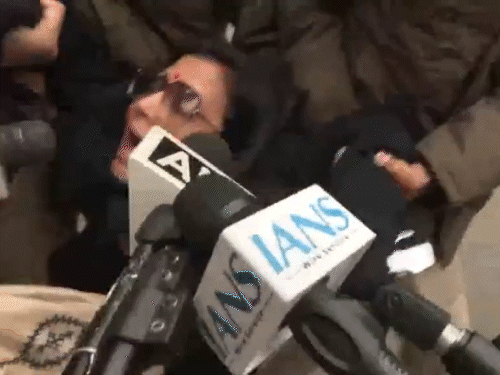 सांसद महुआ मोइत्रा को भी पुलिस उठाकर ले गई। उन्होंने कहा कि ये गलत है।