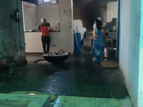 छत्तीसगढ़ डेंटल कॉलेज के मेस, जहां खाना बनता है।