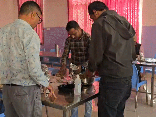 शिकायत के बाद फूड एवं सेफ्टी विभाग ने मेस का निरीक्षण किया।