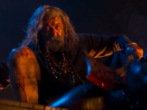 संजय दत्त ने फिल्म में मेन विलेन कनकराजू की भूमिका निभाई है।