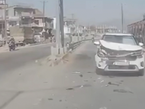 चंडीगढ़-मनाली फोरलेन पर नौलखा बाइपास में टक्कर के बाद क्षतिग्रस्त गाड़ी।