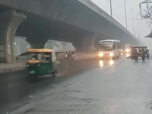 दिल्ली में शुक्रवार सुबह बारिश हुई। यह विजुअल सरिता विहार का है।