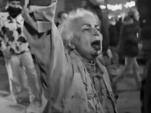 ईरान में विरोध प्रदर्शनों के बीच एक बुजुर्ग महिला का वीडियो वायरल हो रहा है। वह ईरान की शासन को चुनौती देती नजर आती है। वे कहती हैं मुझे सरकार से डर नहीं लगता, मैं 47 साल से मरी हुई हूं। महिला के मुंह से खून निकलता दिख रहा है।