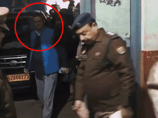 पुलिस अमिताभ ठाकुर को वाराणसी जेल से कोर्ट लेकर पहुंची थी।