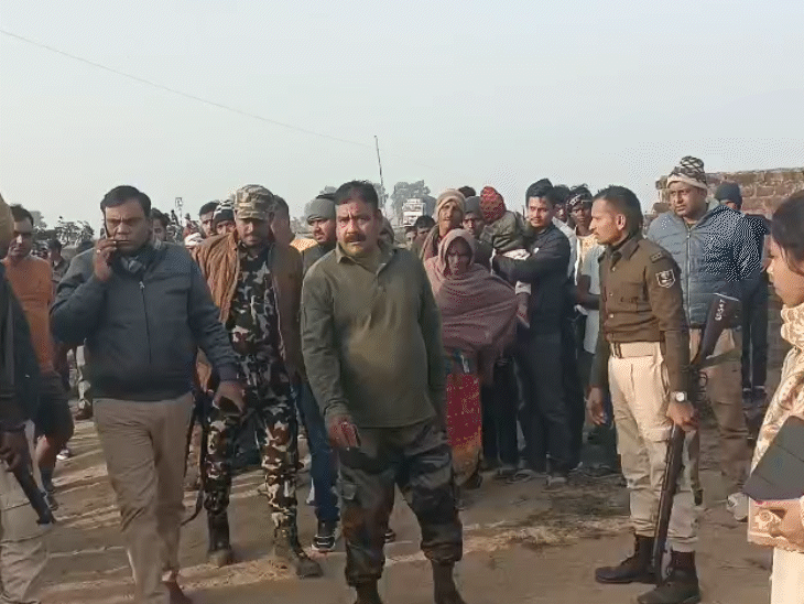 घटनास्थल पर जांच पड़ताल करती पुलिस।