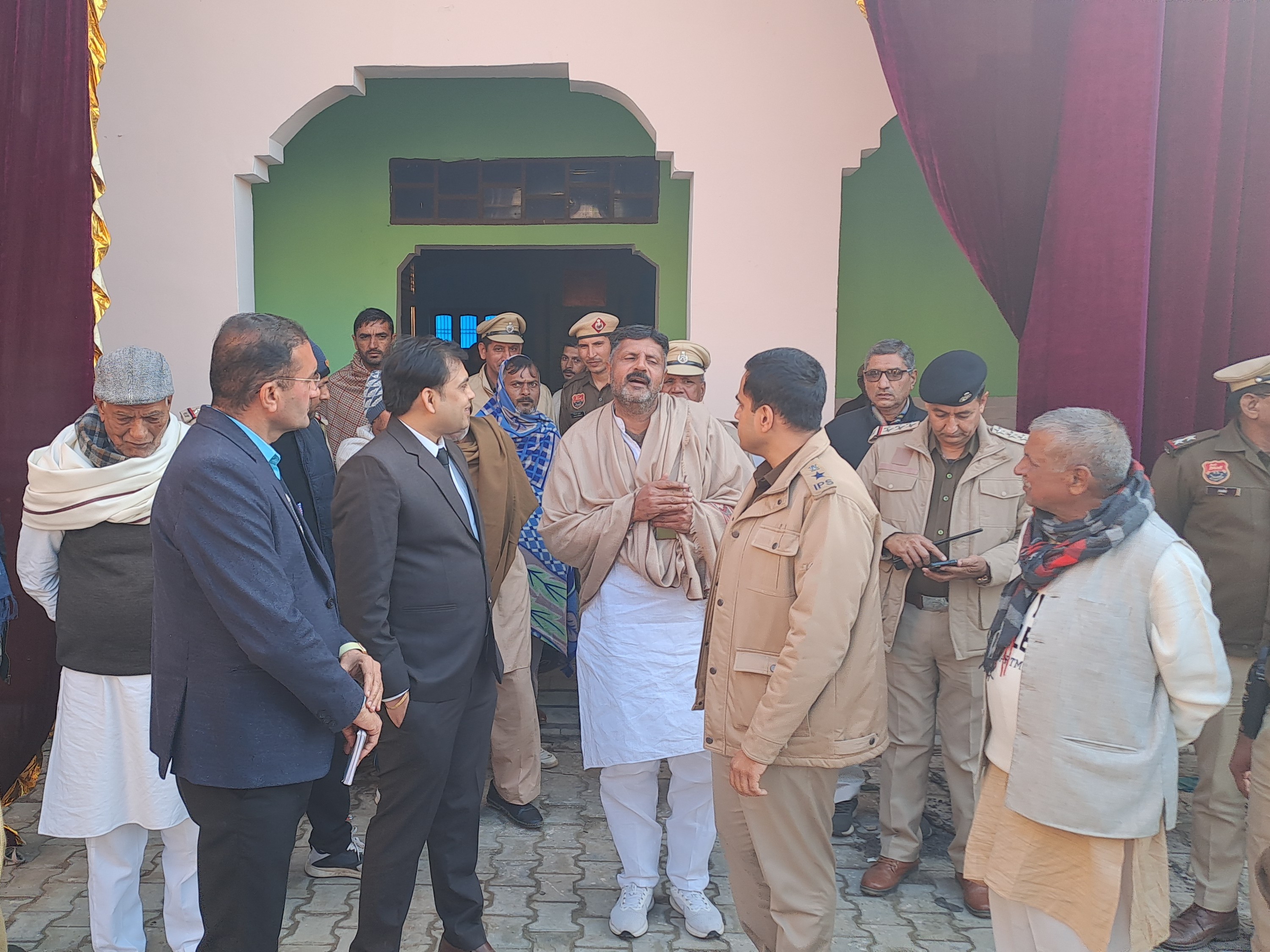 सीजेआई के गांव में सुरक्षा-व्यवस्था का जायजा लेते हांसी के DC राहुल नरवाल और SP अमित।